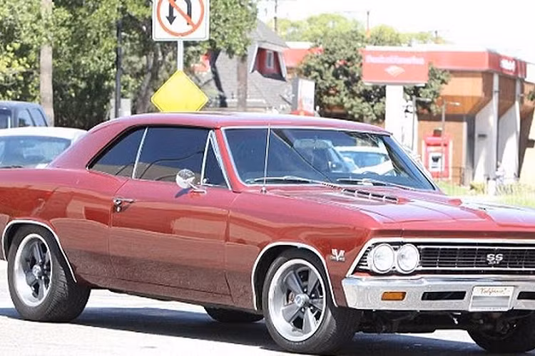 Không giống như hầu hết những chiếc xe khác sẽ bị “mất giá” sau khi xuất xưởng, chiếc xe cổ điển này có giá trị tăng theo từng năm. Đây quả thực là một chiếc xe đáng tự hào trong dàn xe sang của Ben Affleck.