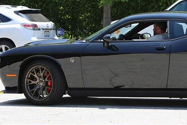 Ben Affleck không chỉ yêu thích những chiếc xe cơ bắp, anh còn thích cả những chiếc xe có công suất lớn và “sành điệu” như Audi S8. Chiếc sedan sang trọng trị giá hơn 130.000 USD (khoảng 2,97 tỷ đồng) này sẽ khiến bất kỳ ai cầm lái đều phải ngỡ ngàng với tốc độ mà nó có thể đạt được.