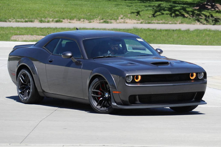 Dodge Challenger SRT HellcatDodge Challenger SRT Hellcat có giá 70,00 USD (khoảng 1,6 tỷ đồng), chưa bao gồm các nâng cấp và tùy chỉnh. Chiếc xe cơ bắp sở hữu động cơ V8 siêu nạp 6.2L, sản sinh công suất 707 mã lực. Nó có thể tăng tốc 0 -100km/h trong 3,9 giây trước khi đạt tốc độ tối đa 320 km/h.