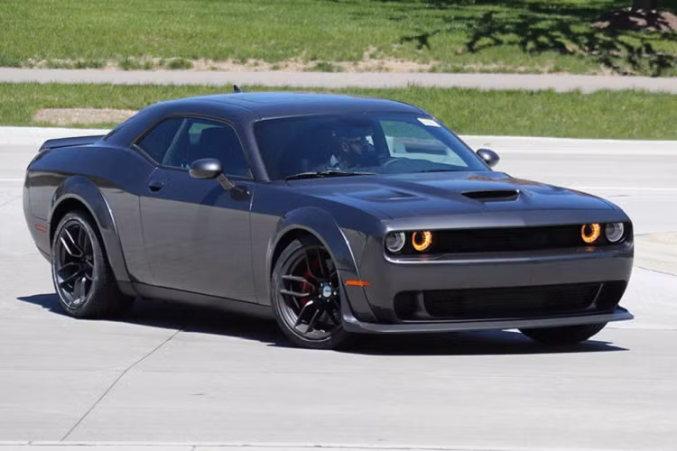 Dodge Challenger SRT Hellcat Dodge Challenger SRT Hellcat có giá 70,00 USD (khoảng 1,6 tỷ đồng), chưa bao gồm các nâng cấp và tùy chỉnh. Chiếc xe cơ bắp sở hữu động cơ V8 siêu nạp 6.2L, sản sinh công suất 707 mã lực. Nó có thể tăng tốc 0 -100km/h trong 3,9 giây trước khi đạt tốc độ tối đa 320 km/h.