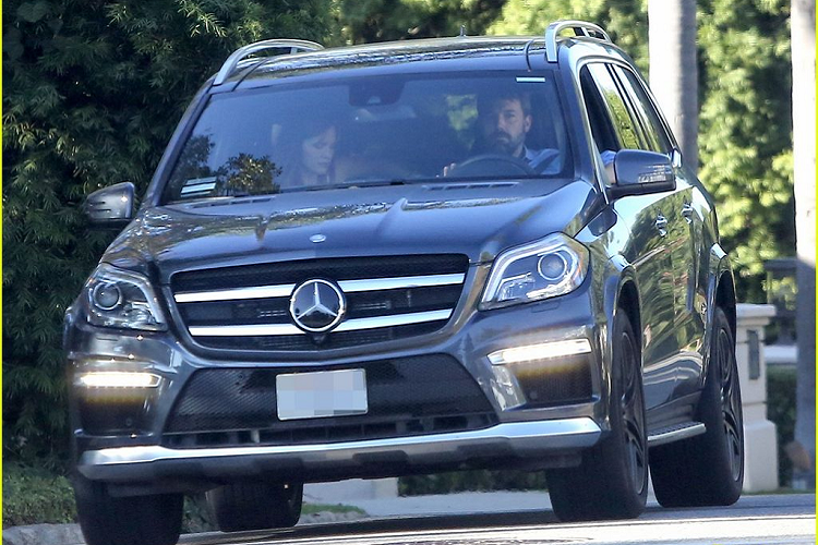 Chỉ hai tuần sau khi tuyên bố chia tay Jennifer Garner, Ben Affleck đã có “tình” mới, đó là một chiếc xe thuộc dòng muscle. Người hâm mộ đã bắt gặp anh lái chiếc Dodge Challenger SRT Hellcat màu đen vòng quanh Los Angeles, trong những ngày đầu tiên trở thành một người đàn ông độc thân.