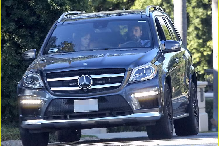 Chỉ hai tuần sau khi tuyên bố chia tay Jennifer Garner, Ben Affleck đã có “tình” mới, đó là một chiếc xe thuộc dòng muscle. Người hâm mộ đã bắt gặp anh lái chiếc Dodge Challenger SRT Hellcat màu đen vòng quanh Los Angeles, trong những ngày đầu tiên trở thành một người đàn ông độc thân.