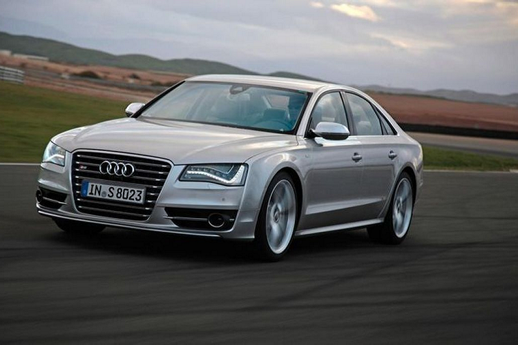 Ultra Smooth Audi S8 Audi S8 của Ben Affleck sở hữu động cơ V-8 tăng áp kép 4.0L, sản sinh công suất cực đại 563 mã lực tại vòng tua 6,000 vòng/phút và mô-men xoắn tối đa 800 Nm tại dải vòng tua 2,000 tới 4,500 vòng/phút. Cỗ máy V8 cho S8 khả năng “bắn” lên 100 km/h chỉ trong 3.8 giây, trước khi đạt tốc độ tối đa được lập trình giới hạn 250 km/h cho dù sở hữu trọng lượng lên tới 2.23 tấn. 