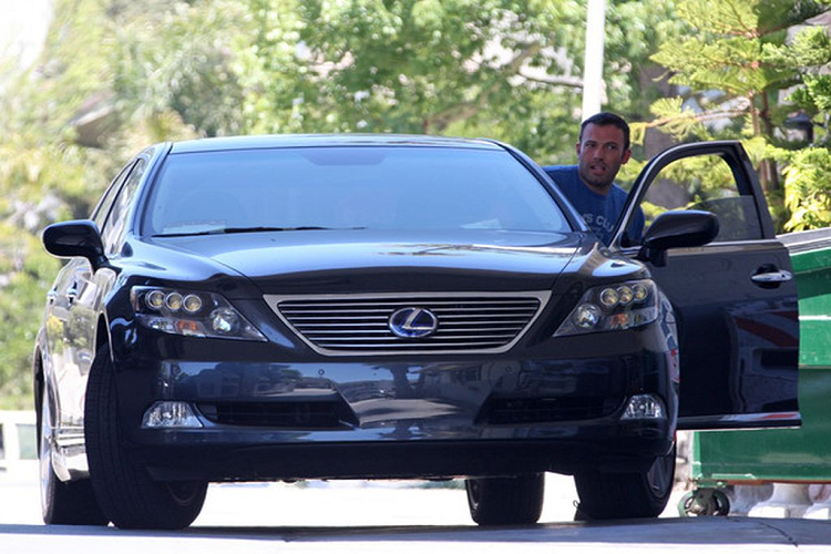 Bên cạnh đó, Ben Affleck cũng sở hữu một chiếc Land Rover LR4 trị giá khoảng 64.000 USD (khoảng 1,46 tỷ đồng). Đây là một trong những chiếc xe yêu thích của ngôi sao Hollywood. Sức mạnh của chiếc SUV hạng sang này cho phép người điều khiển vượt qua mọi địa hình một cách dễ dàng với sự thoải mái đáng kinh ngạc.