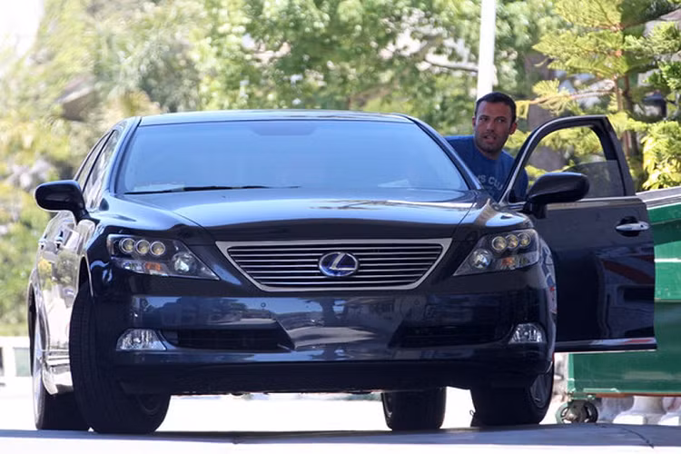 Bên cạnh đó, Ben Affleck cũng sở hữu một chiếc Land Rover LR4 trị giá khoảng 64.000 USD (khoảng 1,46 tỷ đồng). Đây là một trong những chiếc xe yêu thích của ngôi sao Hollywood. Sức mạnh của chiếc SUV hạng sang này cho phép người điều khiển vượt qua mọi địa hình một cách dễ dàng với sự thoải mái đáng kinh ngạc.