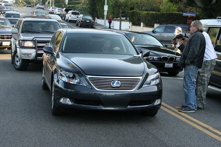  Lexus và Land Rover Bộ sưu tập xe hơi tuyệt vời của Ben Affleck còn có một chiếc Lexus RX có giá bán lẻ 50.000 USD (khoảng 1,14 tỷ đồng), chưa bao gồm các tính năng tùy chỉnh và các tùy chọn cá nhân hóa. Lexus RX được trang bị có động cơ V6, 3.5L, cho công suất ấn tượng 270 mã lực.