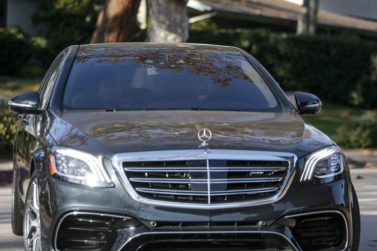 Mercedes-Benz S63 AMG Ben Affleck là phiên bản hiệu suất cao đặc biệt của dòng xe S-Class. Ngoài sự sang trọng và lịch lãm, chiếc xe này còn sở hữu cảm giác lái không thua kém gì một mẫu xe thể thao với động cơ V8 5.5L cực khủng. Khối động cơ này cho công suất tối đa 585 mã lực và 900 Nm mô-men xoắn. Cỗ máy này giúp chiế S63 AMG tăng tốc từ 0 - 100km/h chỉ với 4 giây trước khi đạt tốc độ tối đa 300 km/h.