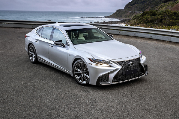 Tại thị trường Nhật Bản, giá xe Lexus LS 2023 dao động từ 10,78 - 17,96 triệu Yên (khoảng 1,76 - 2,94 tỷ đồng), rẻ hơn rất nhiều so với xe đang bán tại Việt Nam. Điều này không có gì lạ vì xe tại Việt Nam vốn nhập khẩu nguyên chiếc từ Nhật Bản. Có thể trong thời gian tới, xe tại Việt Nam cũng được áp dụng những thay đổi tương tự Lexus LS mới ở Nhật Bản.