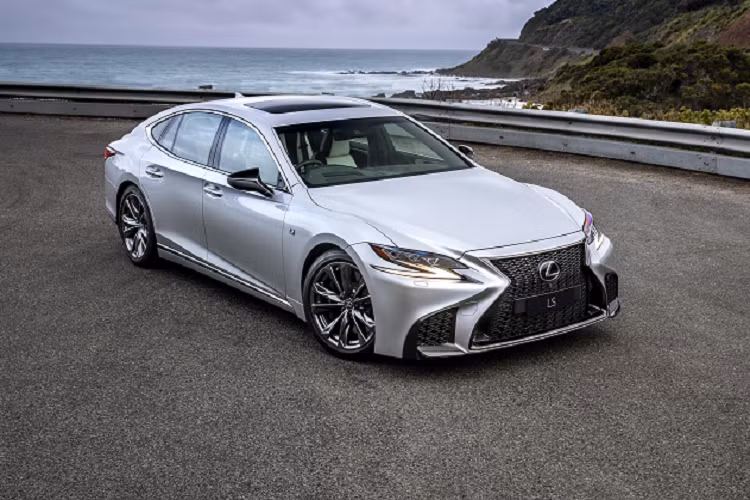 Tại thị trường Nhật Bản, giá xe Lexus LS 2023 dao động từ 10,78 - 17,96 triệu Yên (khoảng 1,76 - 2,94 tỷ đồng), rẻ hơn rất nhiều so với xe đang bán tại Việt Nam. Điều này không có gì lạ vì xe tại Việt Nam vốn nhập khẩu nguyên chiếc từ Nhật Bản. Có thể trong thời gian tới, xe tại Việt Nam cũng được áp dụng những thay đổi tương tự Lexus LS mới ở Nhật Bản.