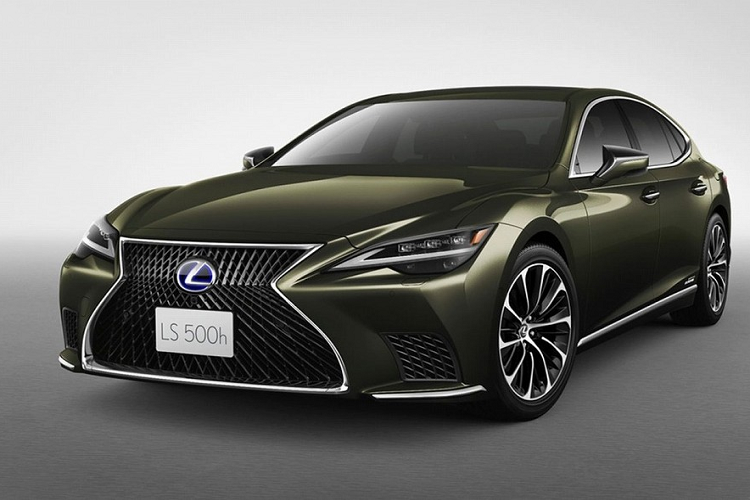 Đây là bộ vành từng được dành cho Lexus LS phiên bản giới hạn có tên Hideki Matsuyama Edition, ra mắt vào năm 2021. Trái ngược với ngoại thất, nội thất của mẫu sedan hạng sang cỡ lớn này được làm mới ở nhiều chi tiết hơn. Theo đó, xe được trang bị hệ thống đa phương tiện mới nhất của thương hiệu Lexus, hỗ trợ Apple CarPlay không dây.