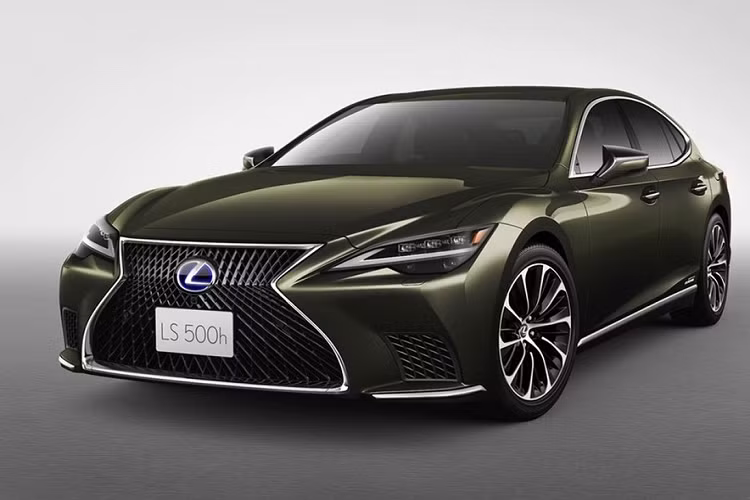 Đây là bộ vành từng được dành cho Lexus LS phiên bản giới hạn có tên Hideki Matsuyama Edition, ra mắt vào năm 2021. Trái ngược với ngoại thất, nội thất của mẫu sedan hạng sang cỡ lớn này được làm mới ở nhiều chi tiết hơn. Theo đó, xe được trang bị hệ thống đa phương tiện mới nhất của thương hiệu Lexus, hỗ trợ Apple CarPlay không dây.