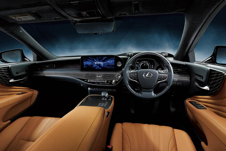 Tiếp đến là tính năng ra lệnh bằng giọng nói tự nhiên và dự đoán lộ trình dựa trên lịch sử di chuyển của người lái. Amply và loa của xe cũng được cải tiến để mang đến chất lượng âm thanh tốt hơn. Trong khi đó, ứng dụng My Lexus trên điện thoại thông minh được bổ sung tính năng chỉnh điều hòa từ xa và khóa khởi động để ngăn bên thứ ba lái xe đi.