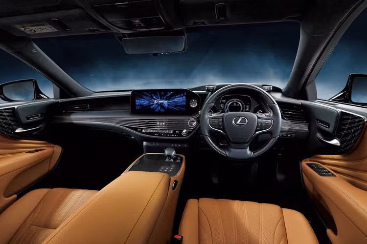 Tiếp đến là tính năng ra lệnh bằng giọng nói tự nhiên và dự đoán lộ trình dựa trên lịch sử di chuyển của người lái. Amply và loa của xe cũng được cải tiến để mang đến chất lượng âm thanh tốt hơn. Trong khi đó, ứng dụng My Lexus trên điện thoại thông minh được bổ sung tính năng chỉnh điều hòa từ xa và khóa khởi động để ngăn bên thứ ba lái xe đi.