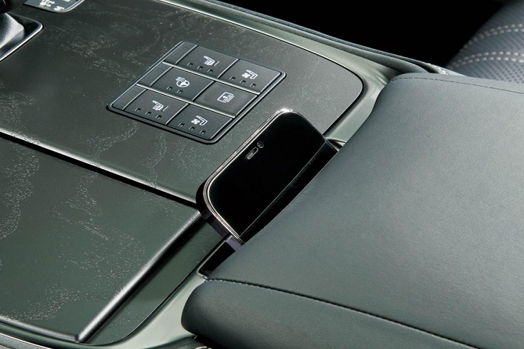 Ví dụ, các nút chỉnh sưởi/làm mát ghế và sưởi vô lăng đã được chuyển vào cụm điều khiển trung tâm. Hộc đựng điện thoại và cổng USB Type C được bổ sung cho xe để tăng cảm giác tiện nghi cho người dùng. Ngoài ra, mẫu sedan hạng sang cỡ lớn này còn có thêm những tính năng an toàn mới.