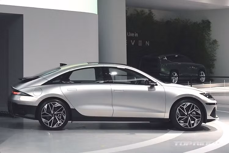Tại triển lãm Ô tô Quốc tế Busan 2022 khai mạc vào hôm 15/7 vừa qua, hãng Hyundai đã lần đầu tiên trưng bày công khai mẫu ôtô điện hoàn toàn mới Ioniq 6 của mình. Nhờ đó, chúng ta có thể ngắm thiết kế "bằng xương, bằng thịt" của Hyundai Ioniq 6 2023 mới.