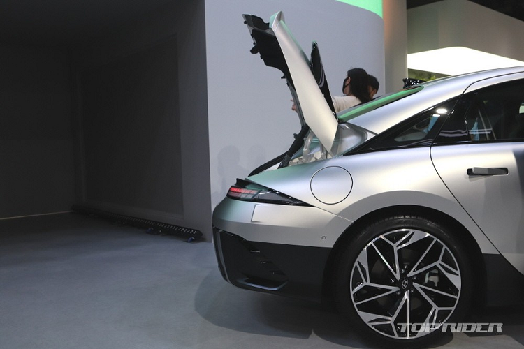 Hyundai Ioniq 6 2023 mang kiểu dáng fastback nhưng chỉ có nắp ca-pô là đóng/mở được trong khi kính sau cố định.