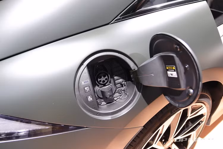 Nhờ hệ thống sạc nhanh 350 kW, xe có thể tăng dung lượng pin từ 10-80% trong thời gian chỉ 18 phút. 