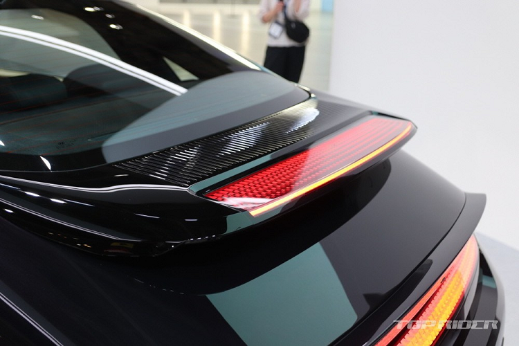 Ngay dưới kính sau là cánh gió được tích hợp đèn phanh LED dạng điểm ảnh độc đáo. Theo hãng Hyundai, tổng số đèn dùng cho dải đèn LED định vị ban ngày và đèn phanh tích hợp vào cánh gió lên đến con số 700.