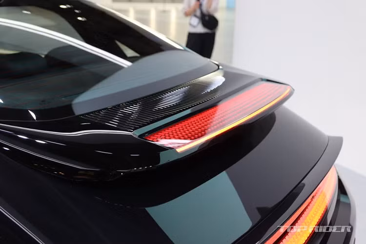 Ngay dưới kính sau là cánh gió được tích hợp đèn phanh LED dạng điểm ảnh độc đáo. Theo hãng Hyundai, tổng số đèn dùng cho dải đèn LED định vị ban ngày và đèn phanh tích hợp vào cánh gió lên đến con số 700.