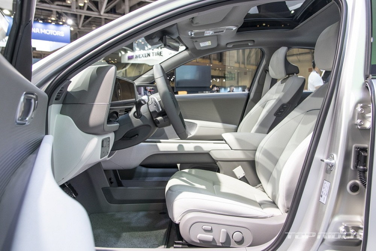 Những điểm nhấn còn lại của Hyundai Ioniq 6 2023 bao gồm tính năng cập nhật phần mềm qua WiFi, hệ thống hỗ trợ lái xe trên cao tốc, hỗ trợ đỗ xe từ xa thông minh và giả âm thanh động cơ. 