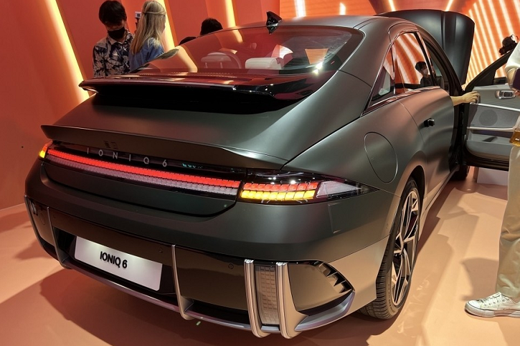 Khu vực thu hút nhất của Hyundai Ioniq 6 2023 nằm ở phía sau xe. Đây cũng là nơi được nhận xét là gợi liên tưởng đến dòng xe thể thao biểu tượng Porsche 911.