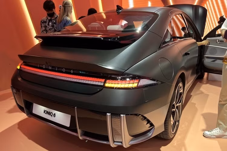 Khu vực thu hút nhất của Hyundai Ioniq 6 2023 nằm ở phía sau xe. Đây cũng là nơi được nhận xét là gợi liên tưởng đến dòng xe thể thao biểu tượng Porsche 911.