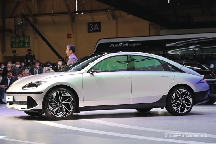 Hyundai Ioniq 6 2023 chạy điện được phát triển dựa trên cơ sở gầm bệ E-GMP dành riêng cho ôtô điện của tập đoàn Hyundai. Xe được định vị trong phân khúc sedan cỡ trung và cỡ lớn nhờ chiều dài 4.855 mm, chiều rộng 1.880 mm, chiều cao 1.495 mm cùng chiều dài cơ sở 2.950 mm.