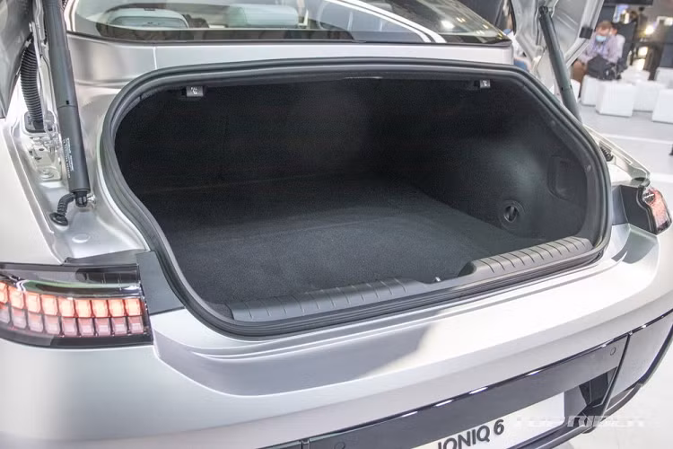 Tại thị trường Hàn Quốc, giá xe Hyundai Ioniq 6 2023 sẽ có mức bán ra dao động trong khoảng từ 55 - 65 triệu Won (tương đương 984 triệu đến 1,16 tỷ đồng), chưa bao gồm các khoản thuế. 