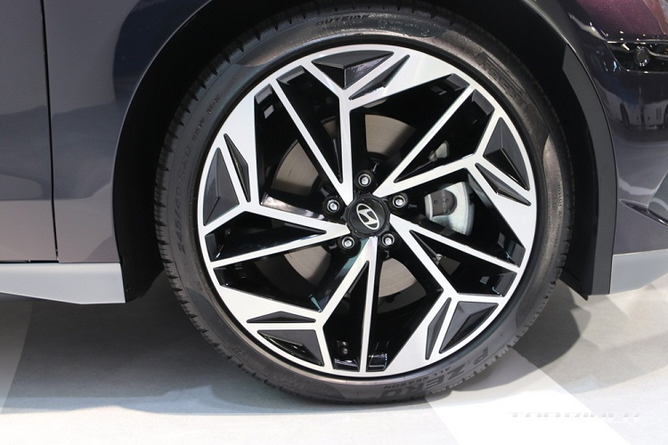 Bên dưới là bộ vành hợp kim với thiết kế đa chấu khá phức tạp và đường kính 18 inch tiêu chuẩn.