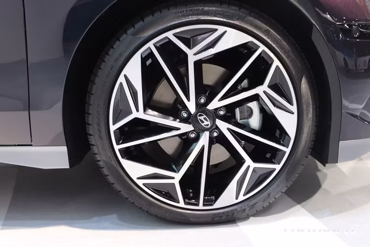 Bên dưới là bộ vành hợp kim với thiết kế đa chấu khá phức tạp và đường kính 18 inch tiêu chuẩn.