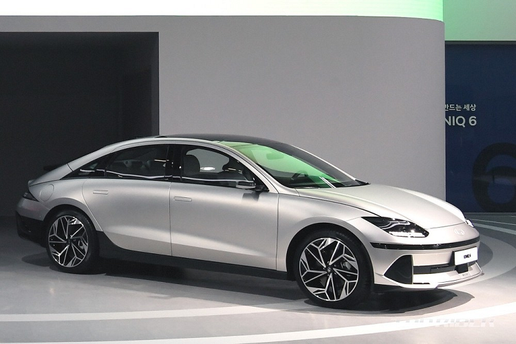 Khu vực nắp ca-pô và đèn pha của Hyundai Ioniq 6 2023 được tách biệt với cản trước bằng nẹp màu đen vắt ngang đầu xe. Trên cản trước, Hyundai Ioniq 6 2023 được trang bị 2 hốc gió trung tâm với cửa đóng/mở chỉnh điện