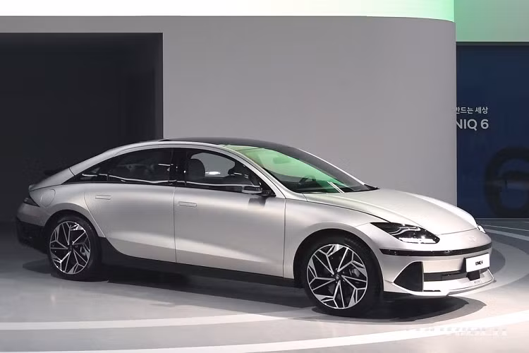 Khu vực nắp ca-pô và đèn pha của Hyundai Ioniq 6 2023 được tách biệt với cản trước bằng nẹp màu đen vắt ngang đầu xe. Trên cản trước, Hyundai Ioniq 6 2023 được trang bị 2 hốc gió trung tâm với cửa đóng/mở chỉnh điện