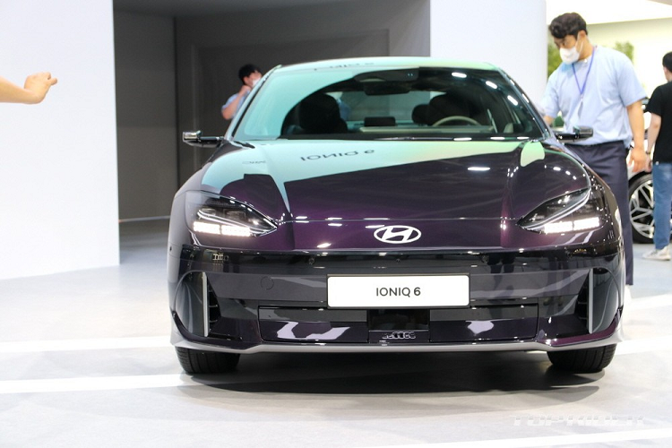 Ở đầu xe, Ioniq 6 được trang bị nắp ca-pô thấp và đi kèm logo mới với thiết kế dẹt của hãng Hyundai. Tiếp đến là cụm đèn pha LED mượt mà, tích hợp logo "Ioniq 6" và dải đèn LED định vị ban ngày với thiết kế dạng dạng điểm ảnh. Đây là thiết kế đặc trưng của những mẫu ô tô điện mang thương hiệu Ioniq của hãng Hyundai.