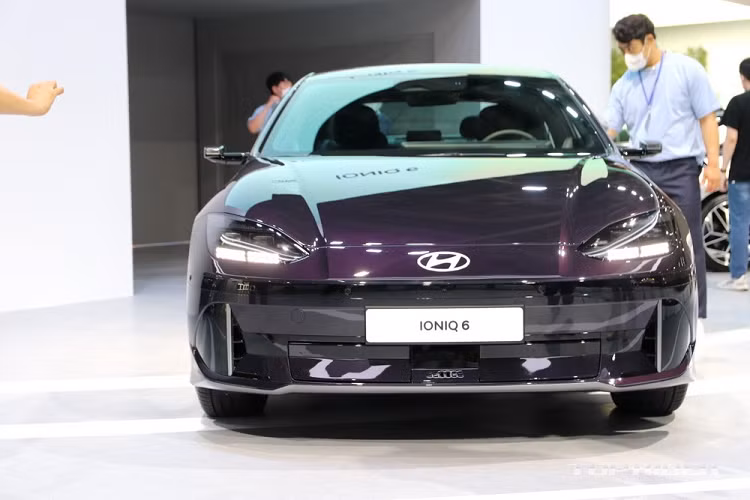 Ở đầu xe, Ioniq 6 được trang bị nắp ca-pô thấp và đi kèm logo mới với thiết kế dẹt của hãng Hyundai. Tiếp đến là cụm đèn pha LED mượt mà, tích hợp logo "Ioniq 6" và dải đèn LED định vị ban ngày với thiết kế dạng dạng điểm ảnh. Đây là thiết kế đặc trưng của những mẫu ô tô điện mang thương hiệu Ioniq của hãng Hyundai.