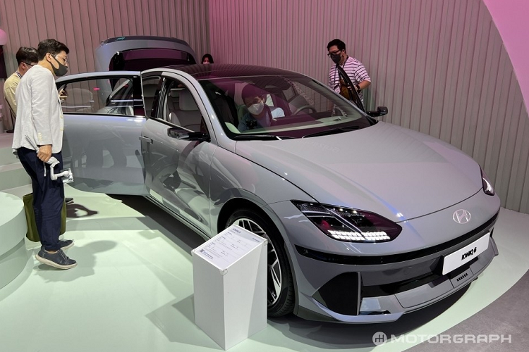 Bên sườn, Hyundai Ioniq 6 2023 tạo cảm giác mượt mà vì không có nhiều đường dập gân. Đồng thời, mẫu sedan thuần điện này còn có camera kỹ thuật số với ốp trong suốt, thay cho gương chiếu hậu truyền thống, tay nắm cửa nằm chìm vào thân xe và nóc dốc về phía sau.