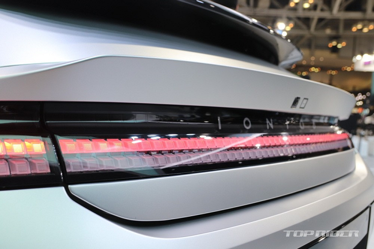 Tiếp đến là cụm đèn hậu với thiết kế điểm ảnh nằm vắt ngang và cánh gió nhỏ phía trên, nhấn mạnh độ rộng của thân xe .Ngoài ra, xe còn có cản sau màu đen bóng, tích hợp 2 cụm đèn nằm dọc.