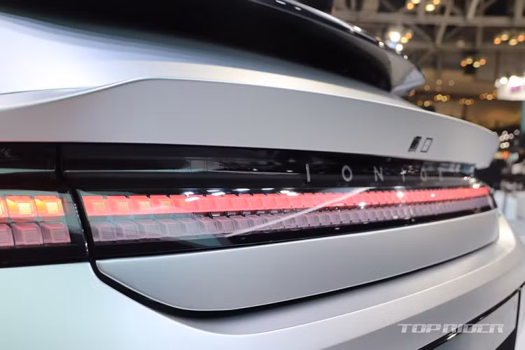 Tiếp đến là cụm đèn hậu với thiết kế điểm ảnh nằm vắt ngang và cánh gió nhỏ phía trên, nhấn mạnh độ rộng của thân xe .Ngoài ra, xe còn có cản sau màu đen bóng, tích hợp 2 cụm đèn nằm dọc.