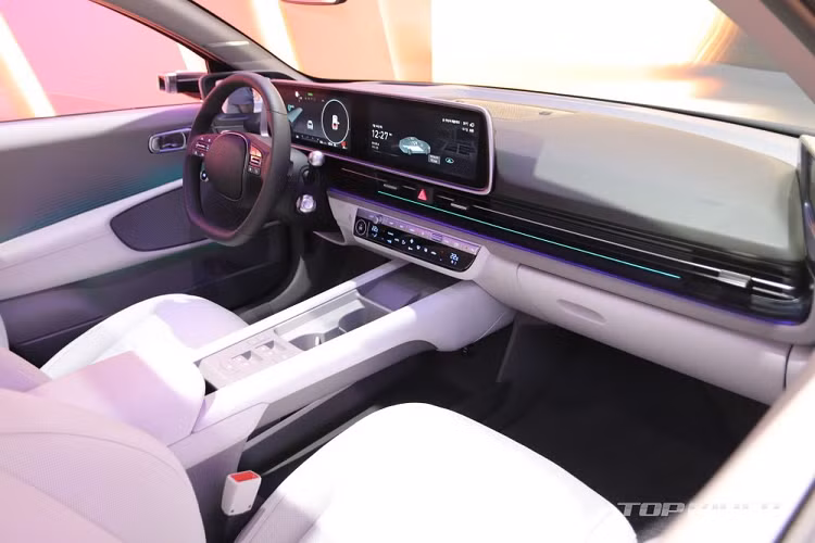 Phía trước là ghế Relaxation Comfort nằm thấp với độ dày giảm 30% so với ghế thường nhằm tăng không gian cho hàng ghế sau. Hãng Hyundai khẳng định ghế trước sẽ mang đến cảm giác thoải mái cho cả những người cao 1,8 m.