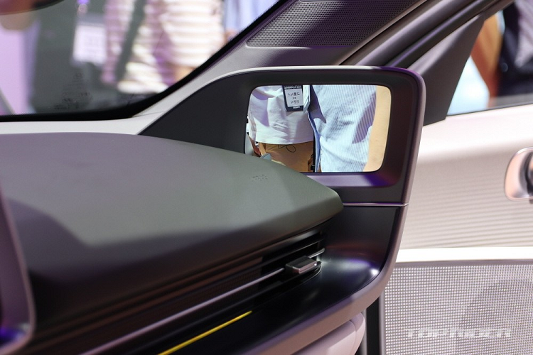 Bước vào bên trong Hyundai Ioniq 6 2023, người lái sẽ bắt gặp vô lăng bọc da 2 chấu vát đáy thể thao, tích hợp phím chức năng, bảng đồng hồ kỹ thuật số 12,3 inch nối liền với màn hình thông tin giải trí cùng kích thước.. Bên cạnh đó là cửa gió kéo dài hết mặt táp-lô, màn hình kỹ thuật số để chỉnh điều hòa, hệ thống đèn viền 64 màu với 6 cách phối 2 màu...