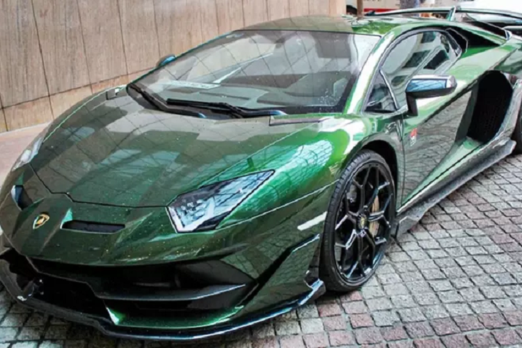 Đây là chiếc Lamborghini Aventador SVJ thứ 3 tại Việt Nam thuộc phiên bản coupe sau hai chiếc đầu tiên mang ngoại thất màu xanh dương và vàng. Ngoại thất xe được phủ lên bằng nhiều chi tiết sơn đen và carbon.