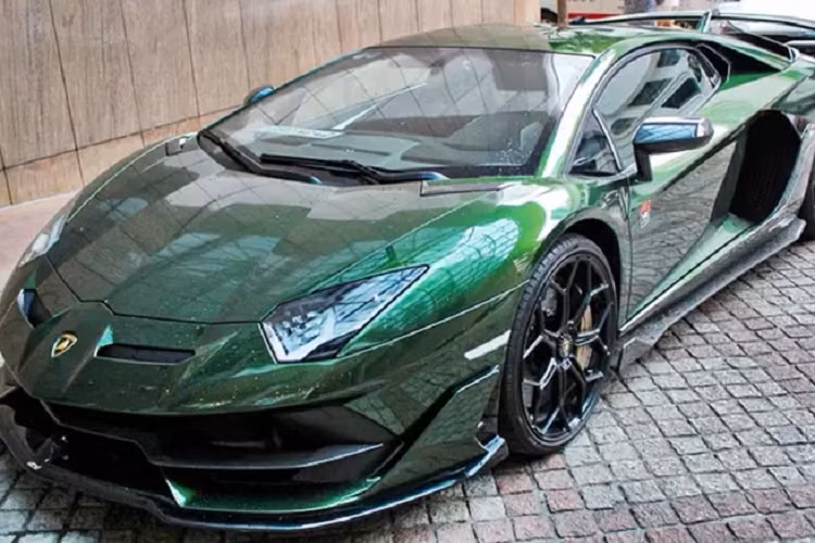 Đây là chiếc Lamborghini Aventador SVJ thứ 3 tại Việt Nam thuộc phiên bản coupe sau hai chiếc đầu tiên mang ngoại thất màu xanh dương và vàng. Ngoại thất xe được phủ lên bằng nhiều chi tiết sơn đen và carbon.