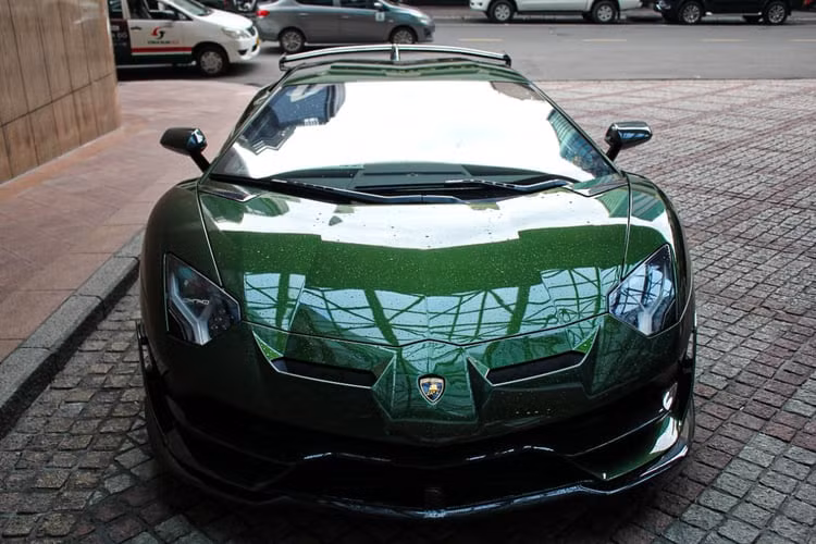 Siêu xe Lamborghini Aventador SVJ được trang bị bộ mâm Leirion kích thước 20 inch ở bánh trước và 21 inch ở bánh sau với lớp sơn đen bóng. Phía trong mâm xe là hệ thống phanh đĩa gốm giúp xe tản nhiệt tốt hơn khi đạt vận tốc cao, sợi carbon và cùm phanh màu vàng đồng.