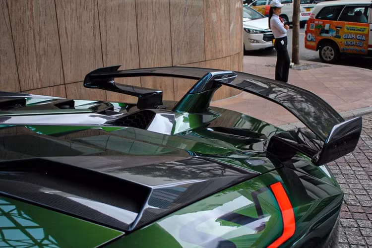 Lamborghini Aventador SVJ là phiên bản mạnh mẽ nhất của dòng xe Aventador với số lượng sản xuất giới hạn 963 chiếc, bao gồm 900 chiếc thuộc phiên bản SVJ thường và 63 xe thuộc phiên bản SVJ 63.