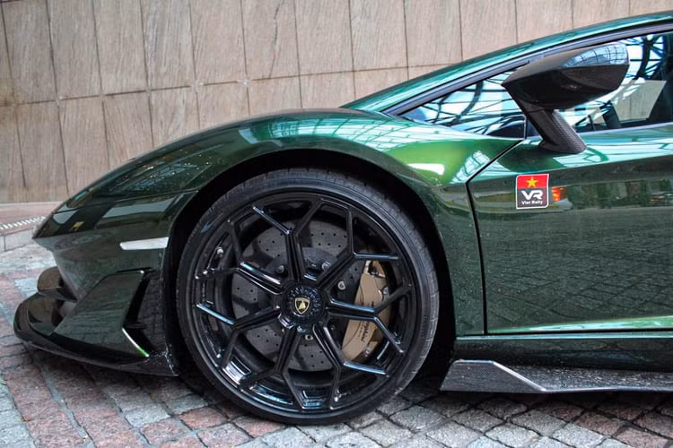 Trên Lamborghini Aventador SVJ này, Lamborghini đã trang bị cho xe hệ thống cánh gió khí động học chủ động - ALA thế hệ thứ hai.