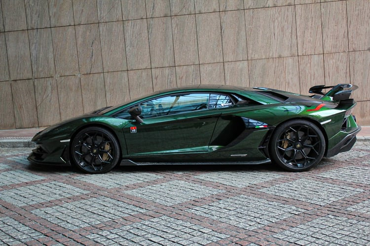 Sức mạnh này được truyền hệ dẫn động bốn bánh thông qua hộp số tự động, ly hợp đơn ISR 7 cấp. Lamborghini Aventador SVJ có khả năng tăng tốc tối đa là 100km/h trong 2,8 giây và đạt vận tốc tối đa 350km/h.