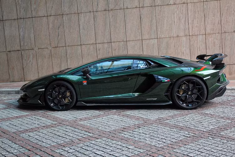 Sức mạnh này được truyền hệ dẫn động bốn bánh thông qua hộp số tự động, ly hợp đơn ISR 7 cấp. Lamborghini Aventador SVJ có khả năng tăng tốc tối đa là 100km/h trong 2,8 giây và đạt vận tốc tối đa 350km/h.