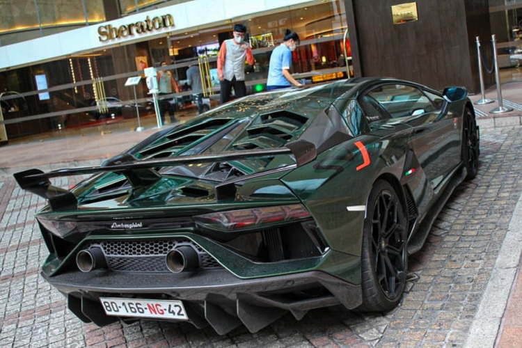 Ngoài màu sơn Verde Ermes vô cùng nổi bật và đặc biệt, còn có một số các chi tiết như ốp hông, cản trước, khuếch đại tán sau được sơn màu đen bóng, cánh gió ALA thế hệ thứ hai hoàn toàn làm từ sợi carbon.