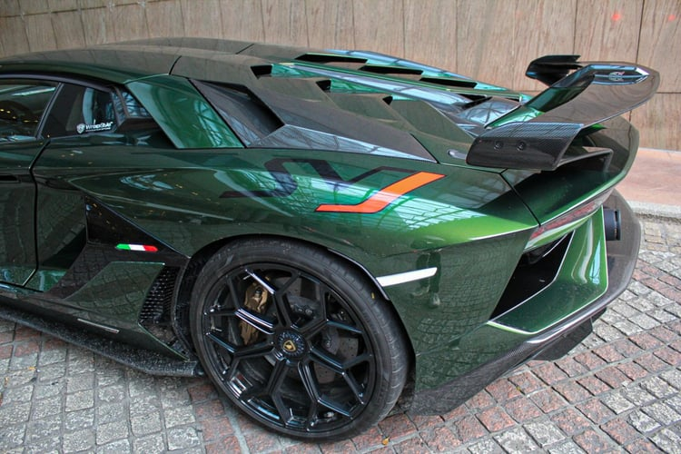 Aventador SVJ được trang bị bốn chế độ lái bao gồm Strada (đường phố), Sport (thể thao), Corsa (đua), và Ego (tùy chỉnh). Hai bên phần hốc gió được sơn đen bóng với logo cờ ý ba màu đặc trưng.