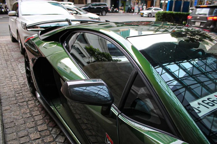 Với công nghệ này, Aventador SVJ có thể hoàn thành một vòng đua tại Nurburgring với thời gian chỉ 6 phút 44,97 giây. Lamborghini Aventador SVJ 63 được trang bị động cơ V12 hút khí tự nhiên, dung tích 6.5 L và sản sinh công suất cực đại 761 mã lực cùng 720 Năm mô-men xoắn.