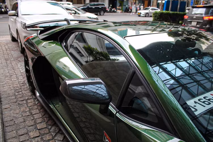 Với công nghệ này, Aventador SVJ có thể hoàn thành một vòng đua tại Nurburgring với thời gian chỉ 6 phút 44,97 giây. Lamborghini Aventador SVJ 63 được trang bị động cơ V12 hút khí tự nhiên, dung tích 6.5 L và sản sinh công suất cực đại 761 mã lực cùng 720 Năm mô-men xoắn.